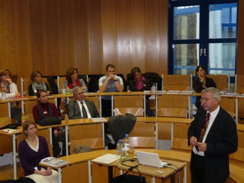 2009-11-21-kaiserslautern-ko-016joho-referiert-uni-prasident-schmidt-unter-den-zuhorern.jpg