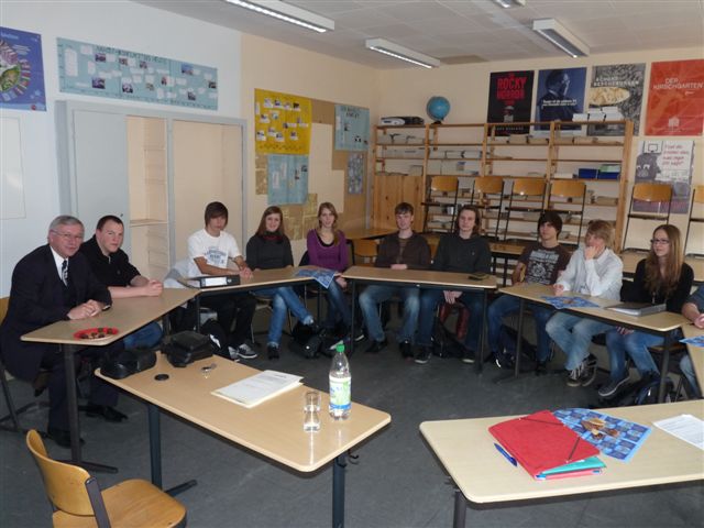 JoHo im Gespräch mit Schülerinnen und Schülern vom Leistungskurs Sozialkunde im Max von Laue Gymnasium, KO JoHo im Gespräch mit Schülerinnen und Schülern vom Leistungskurs Sozialkunde im Max von Laue Gymnasium, KO