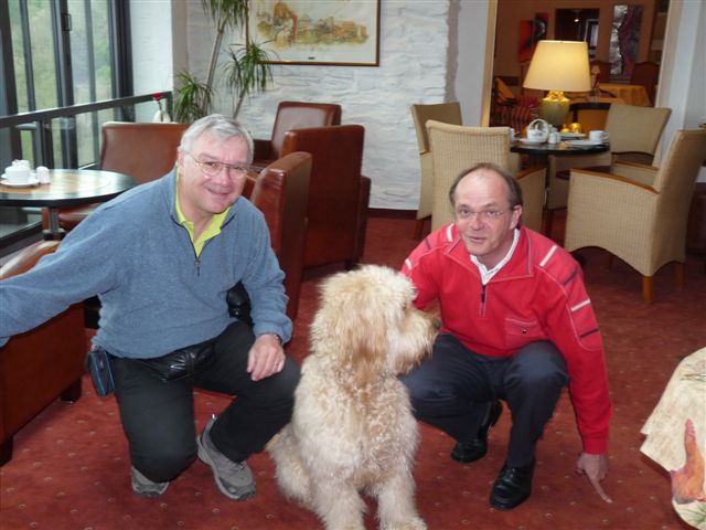 2010-04-12 St. Goar 021WB JoHo trifft Gerd Ripp nebst Hotelhund